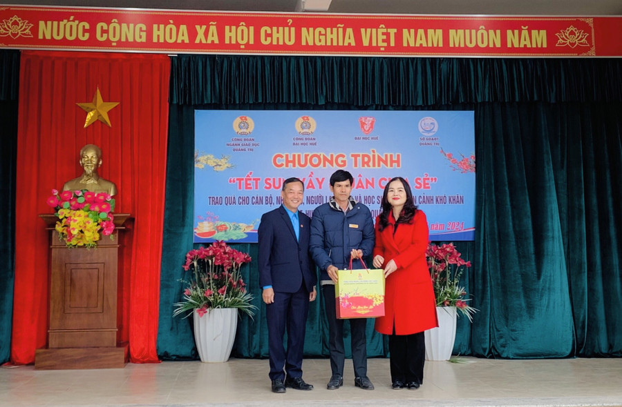 Những suất quà Tết động viên nhà giáo công tác ở vùng miền núi. Những suất quà Tết động viên nhà giáo công tác ở vùng miền núi.