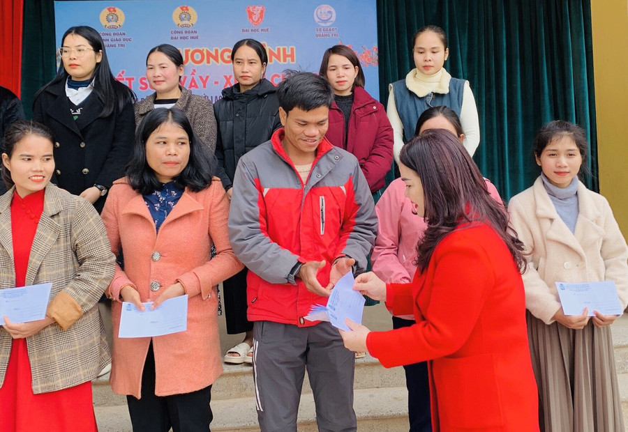 Lãnh đạo Sở GD&ĐT Quảng Trị động viên các nhà giáo nhân dịp Tết đến, Xuân về. Lãnh đạo Sở GD&ĐT Quảng Trị động viên các nhà giáo nhân dịp Tết đến, Xuân về.