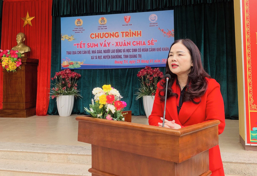 TS Lê Thị Hương, Giám đốc Sở GD&ĐT Quảng Trị cảm ơn sự quan tâm của lãnh đạo Đại học Huế. TS Lê Thị Hương, Giám đốc Sở GD&ĐT Quảng Trị cảm ơn sự quan tâm của lãnh đạo Đại học Huế.