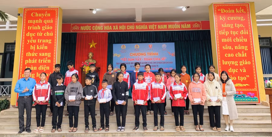 Công đoàn trao quà đến các em học sinh. Công đoàn trao quà đến các em học sinh.