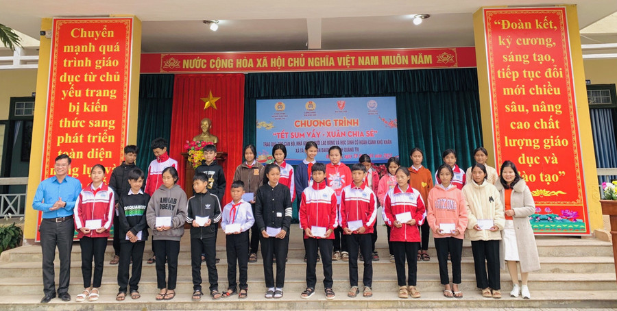 Công đoàn trao quà đến các em học sinh. Công đoàn trao quà đến các em học sinh.