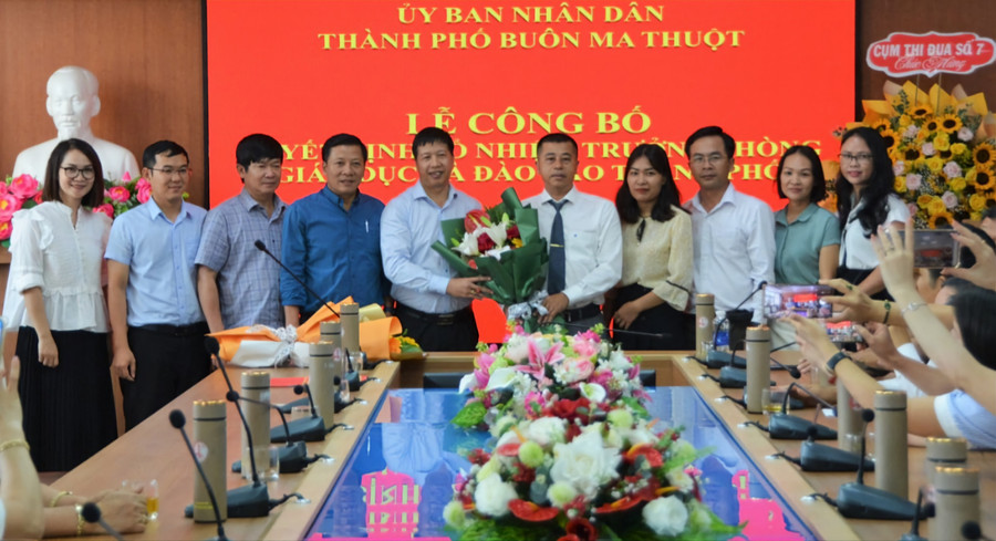 Tập thể cán bộ nhân viên phòng GD&ĐT TP Buôn Ma Thuột chúc mừng tân Trưởng phòng - Ảnh: Hương Giang.