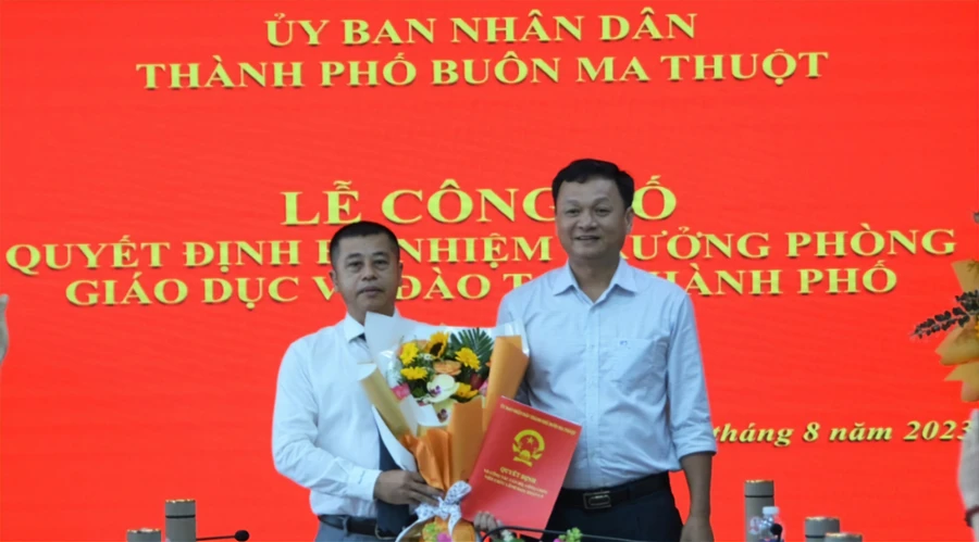 Ông Vũ Văn Hưng trao quyết định bổ nhiệm Trưởng phòng GD&ĐT TP Buôn Ma Thuột - Ảnh: Hương Giang