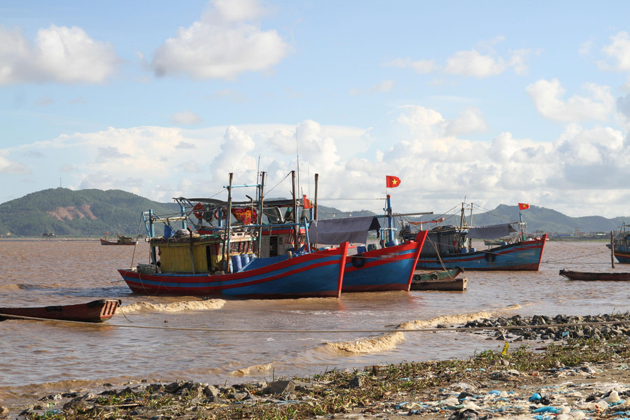 Giá xăng dầu tăng cao khiến nhiều ngư dân tại xã Ngư Lộc không thể đưa tàu vươn khơi. Giá xăng dầu tăng cao khiến nhiều ngư dân tại xã Ngư Lộc không thể đưa tàu vươn khơi.