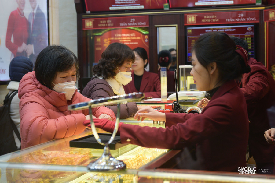 Sản phẩm nhẫn kim tiền vẫn là lựa chọn phổ thông nhất trong ngày vía Thần Tài. Ngoài ra, vàng ép vỉ và các loại trang sức vừa túi tiền cũng bán chạy. Sản phẩm nhẫn kim tiền vẫn là lựa chọn phổ thông nhất trong ngày vía Thần Tài. Ngoài ra, vàng ép vỉ và các loại trang sức vừa túi tiền cũng bán chạy.