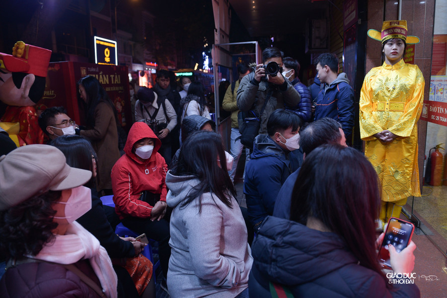 5h sáng tại phố Trần Nhân Tông, rất đông người dân đã có mặt tại các cửa hàng vàng để đợi mua vàng trong ngày vía Thần Tài. 5h sáng tại phố Trần Nhân Tông, rất đông người dân đã có mặt tại các cửa hàng vàng để đợi mua vàng trong ngày vía Thần Tài.