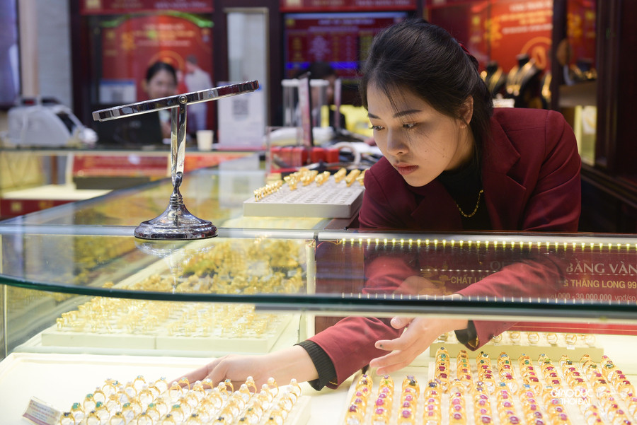 Năm nay, thay vì lựa chọn các sản phẩm có giá trị cao như tranh vàng, tượng vàng đúc nguyên khối..., nhiều người đã chọn các món trang sức vàng, charm vàng, vàng ép vỉ với mức giá hợp lý để hoàn thành ước nguyện cầu tài lộc đầu năm. Năm nay, thay vì lựa chọn các sản phẩm có giá trị cao như tranh vàng, tượng vàng đúc nguyên khối..., nhiều người đã chọn các món trang sức vàng, charm vàng, vàng ép vỉ với mức giá hợp lý để hoàn thành ước nguyện cầu tài lộc đầu năm.