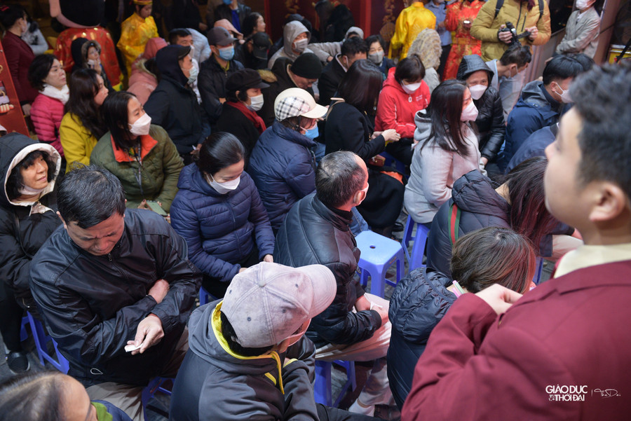 So với mọi năm, lượng khách xếp hàng mua vàng không quá đông. So với mọi năm, lượng khách xếp hàng mua vàng không quá đông.