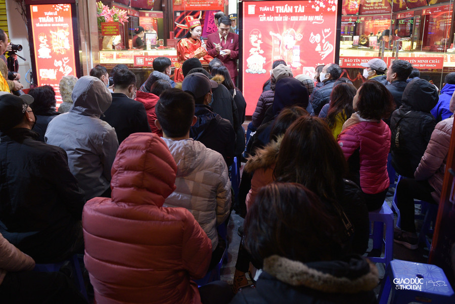 Hầu hết các cửa hàng vàng của các doanh nghiệp lớn tại Hà Nội đều mở cửa từ 6h30 - 7h sáng nay thay vì 8h sáng như thường lệ. Hầu hết các cửa hàng vàng của các doanh nghiệp lớn tại Hà Nội đều mở cửa từ 6h30 - 7h sáng nay thay vì 8h sáng như thường lệ.