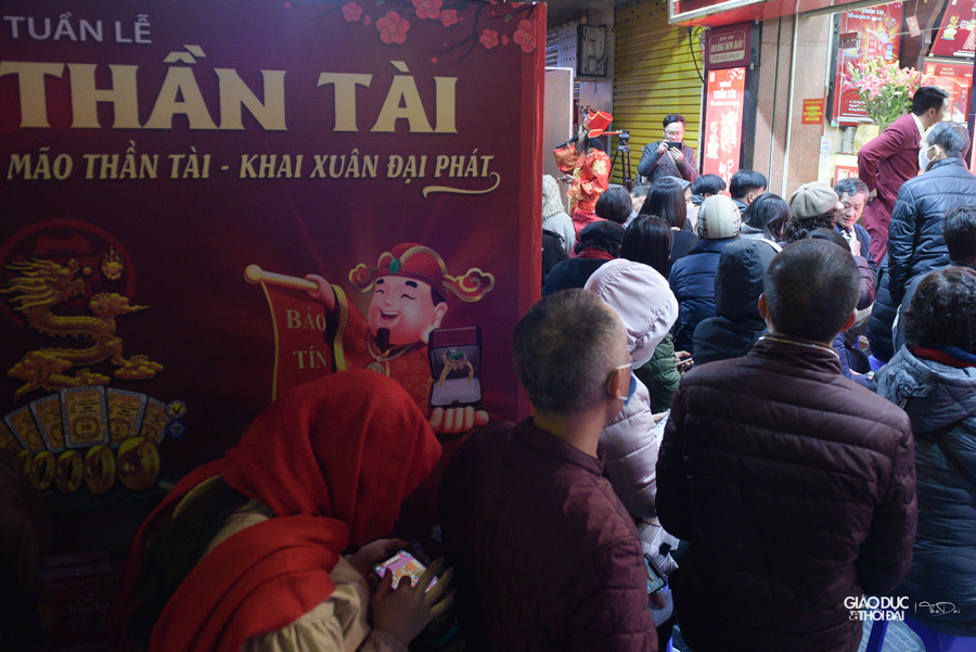 Hầu hết các cửa hàng vàng của các doanh nghiệp lớn tại Hà Nội đều mở cửa từ 6h30 - 7h sáng nay thay vì 8h sáng như thường lệ. Hầu hết các cửa hàng vàng của các doanh nghiệp lớn tại Hà Nội đều mở cửa từ 6h30 - 7h sáng nay thay vì 8h sáng như thường lệ.