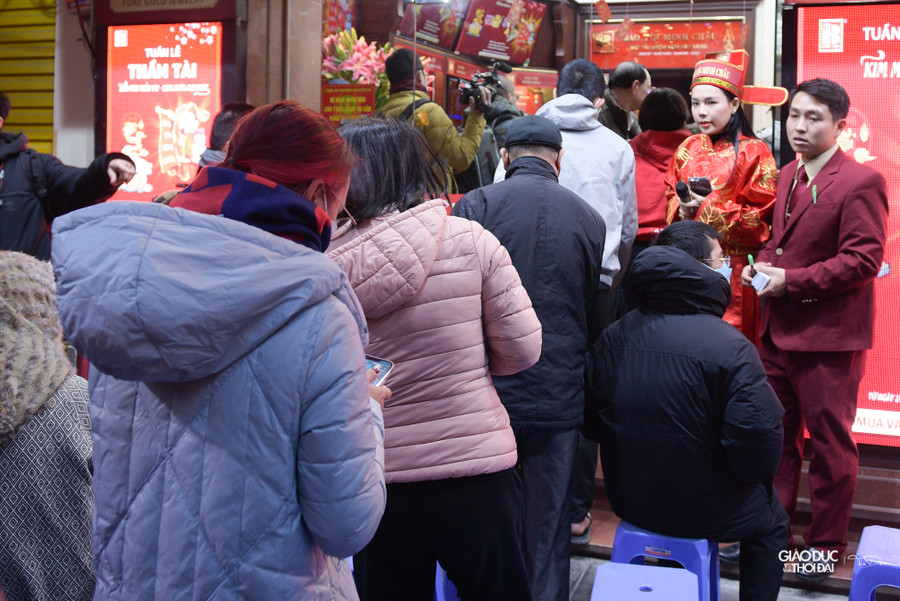 Những người đầu tiên vào mua vàng. Những người đầu tiên vào mua vàng.