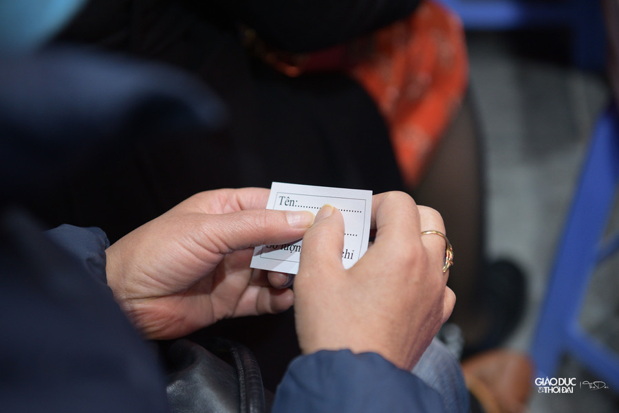 Mỗi khách hàng sẽ được phát một phiếu ghi thông tin, số lượng vàng mua để thuận tiện trong việc mua vàng. Mỗi khách hàng sẽ được phát một phiếu ghi thông tin, số lượng vàng mua để thuận tiện trong việc mua vàng.