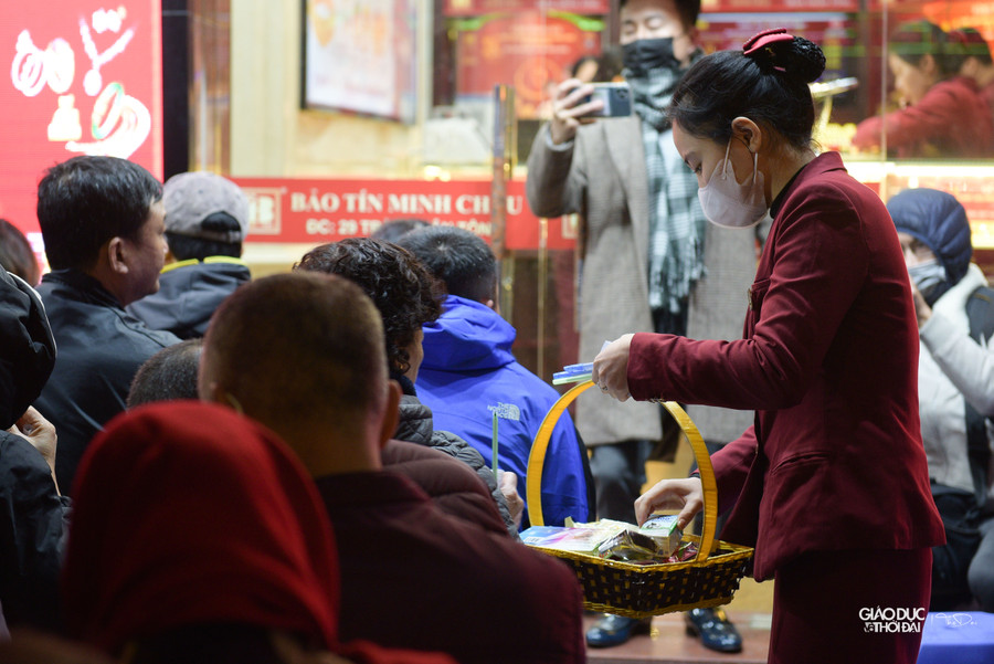 Hầu hết các cửa hàng vàng của các doanh nghiệp lớn tại Hà Nội đều mở cửa từ 6h30 - 7h sáng nay thay vì 8h sáng như thường lệ. Hầu hết các cửa hàng vàng của các doanh nghiệp lớn tại Hà Nội đều mở cửa từ 6h30 - 7h sáng nay thay vì 8h sáng như thường lệ.