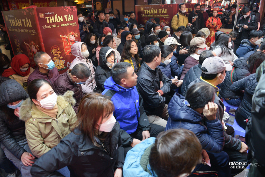 Từ 6h30 sáng nay, các doanh nghiệp lớn đều đã niêm yết giá công khai. Từ 6h30 sáng nay, các doanh nghiệp lớn đều đã niêm yết giá công khai.