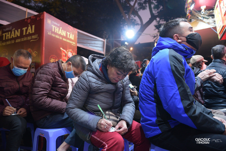 So với mọi năm, lượng khách xếp hàng mua vàng không quá đông. So với mọi năm, lượng khách xếp hàng mua vàng không quá đông.