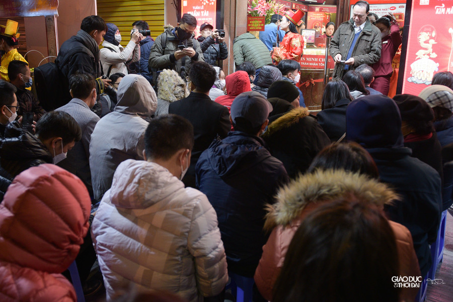 Theo quan niệm dân gian từ xưa tới nay, ngày mùng 10 tháng Giêng hàng năm được gọi là ngày vía Thần Tài và vào ngày này người dân sẽ đi mua vàng với mong muốn gặp nhiều may mắn, buôn may bán đắt trong năm mới. Theo quan niệm dân gian từ xưa tới nay, ngày mùng 10 tháng Giêng hàng năm được gọi là ngày vía Thần Tài và vào ngày này người dân sẽ đi mua vàng với mong muốn gặp nhiều may mắn, buôn may bán đắt trong năm mới.