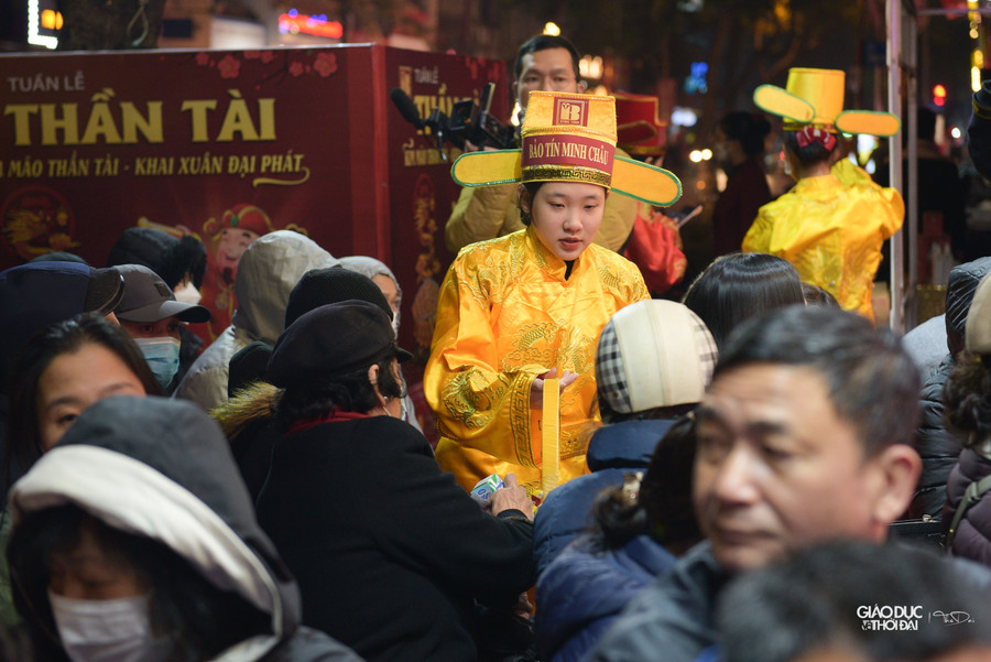 Hầu hết các cửa hàng vàng của các doanh nghiệp lớn tại Hà Nội đều mở cửa từ 6h30 - 7h sáng nay thay vì 8h sáng như thường lệ. Hầu hết các cửa hàng vàng của các doanh nghiệp lớn tại Hà Nội đều mở cửa từ 6h30 - 7h sáng nay thay vì 8h sáng như thường lệ.