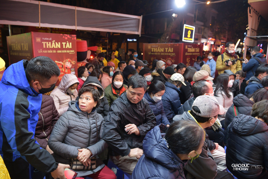 So với mọi năm, lượng khách xếp hàng mua vàng không quá đông. So với mọi năm, lượng khách xếp hàng mua vàng không quá đông.