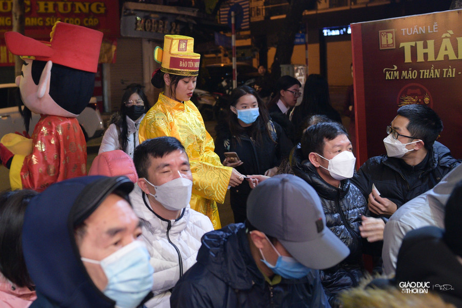 Mong muốn may mắn và sung túc cho cả năm, rất đông người dân đã xếp hàng từ 5h sáng để mua vàng lấy may trong ngày vía Thần tài. Mong muốn may mắn và sung túc cho cả năm, rất đông người dân đã xếp hàng từ 5h sáng để mua vàng lấy may trong ngày vía Thần tài.