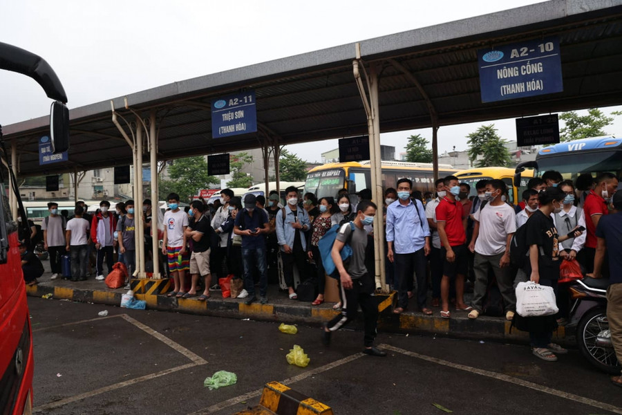 Tại Bến xe Giáp Bát lượng người lựa chọn di chuyển bằng xe khách cũng trở nên đông hơn.