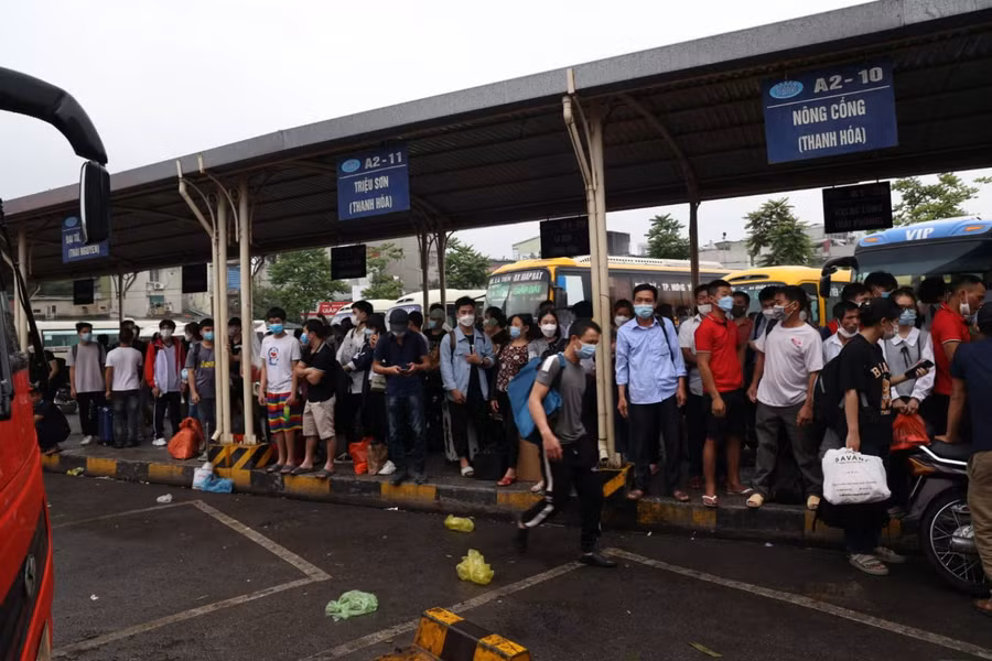 Tại Bến xe Giáp Bát lượng người lựa chọn di chuyển bằng xe khách cũng trở nên đông hơn.