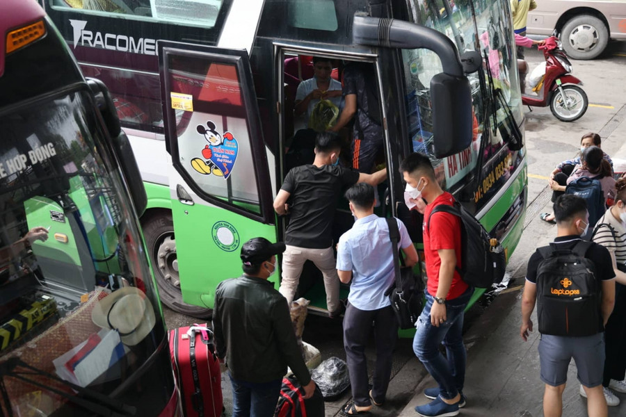 Hà Nội: Mọi nẻo đường kẹt cứng trước kỳ nghỉ lễ 30/4-1/5 ảnh 20