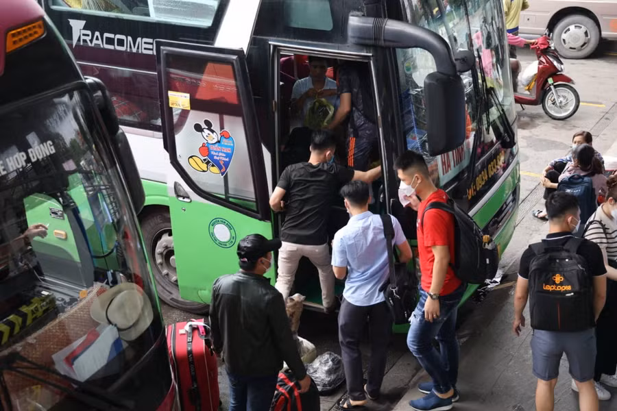 Hà Nội: Mọi nẻo đường kẹt cứng trước kỳ nghỉ lễ 30/4-1/5 ảnh 20