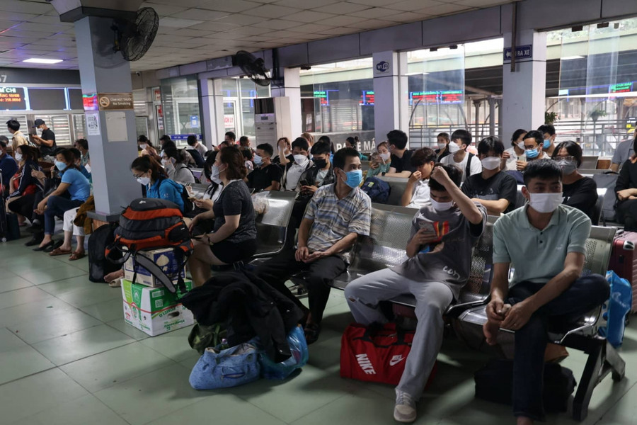 Tại khu vực phòng chờ tại bến xe Nước Ngầm lượng khách cũng rất đông.