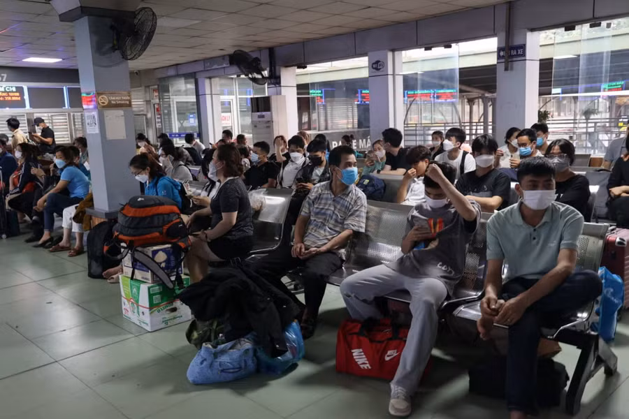Tại khu vực phòng chờ tại bến xe Nước Ngầm lượng khách cũng rất đông.
