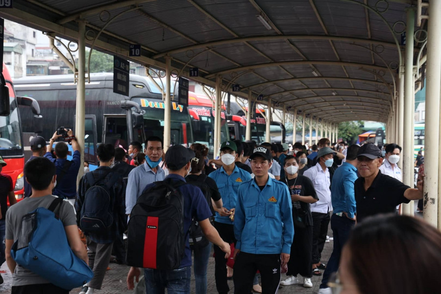 Hà Nội: Mọi nẻo đường kẹt cứng trước kỳ nghỉ lễ 30/4-1/5 ảnh 19