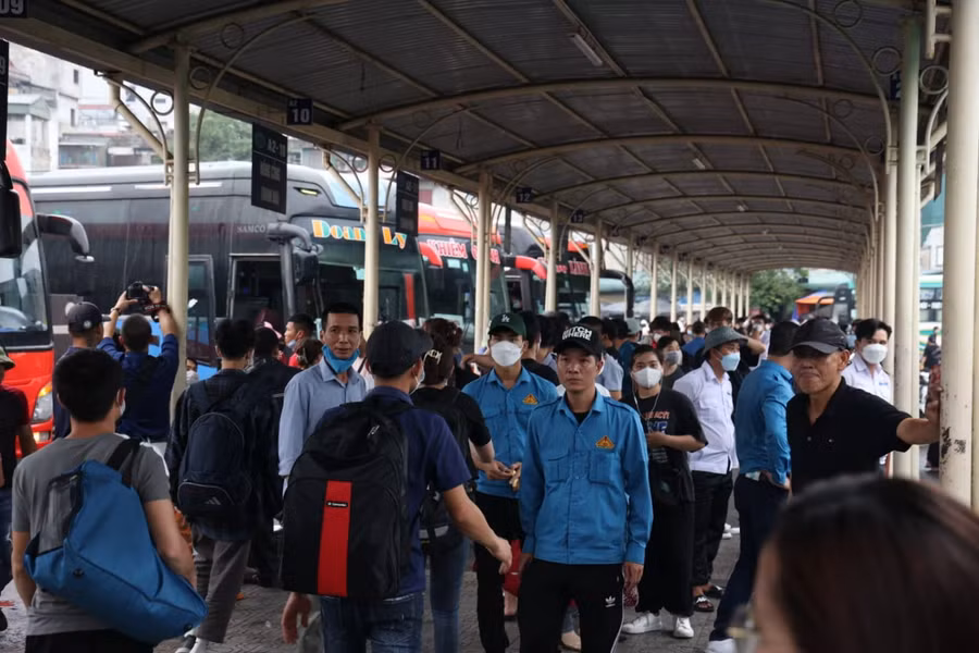 Hà Nội: Mọi nẻo đường kẹt cứng trước kỳ nghỉ lễ 30/4-1/5 ảnh 19