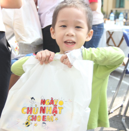 Niềm vui được quà của bé Niềm vui được quà của bé