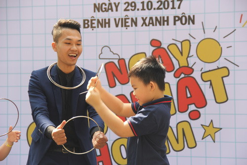 Màn giao lưu của các bé với ảo thuật gia Màn giao lưu của các bé với ảo thuật gia