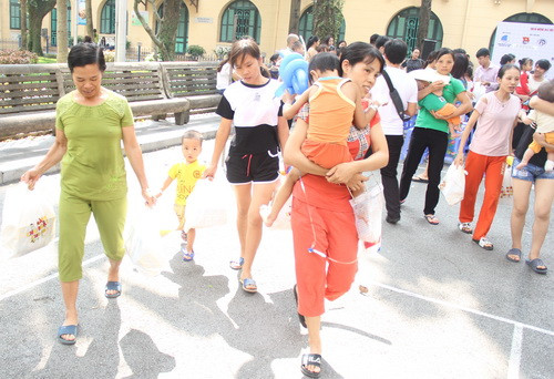 Chương trình nhằm sẻ chia những khó khăn, gánh nặng của các bậc cha mẹ và mang đến niềm vui cho các bệnh nhi tại Bệnh viện đa khoa Xanh Pôn Chương trình nhằm sẻ chia những khó khăn, gánh nặng của các bậc cha mẹ và mang đến niềm vui cho các bệnh nhi tại Bệnh viện đa khoa Xanh Pôn