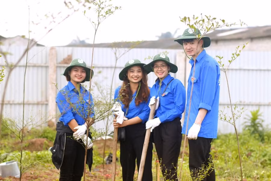 Tích cực tham gia các hoạt động phong trào của Trường (ngoài cùng bên trái)