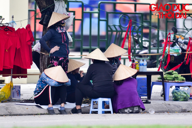 Ngay trước cổng SVĐ Việt Trì (Tỉnh Phú Thọ) từng tốp" phe vé" ở bên ngoài, phần lớn là những người dân địa phương