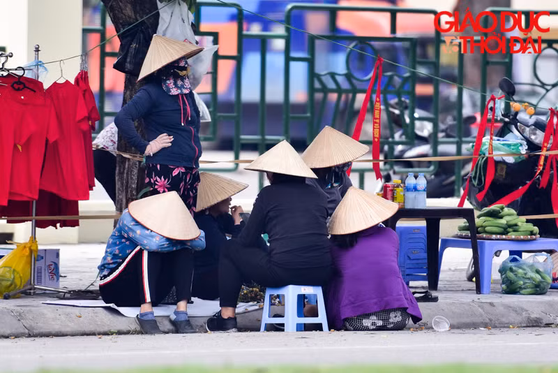 Ngay trước cổng SVĐ Việt Trì (Tỉnh Phú Thọ) từng tốp" phe vé" ở bên ngoài, phần lớn là những người dân địa phương