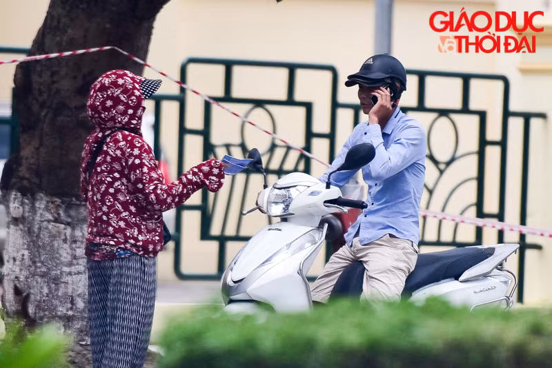 Vé có đủ loại, từ khán đài A, B, ngay cả giấy mời cũng được mang ra chào bán