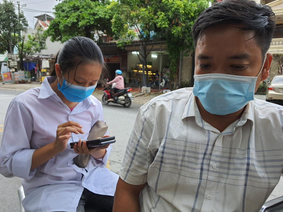 Thí sinh Nguyễn Thị Huyền Thanh tranh thủ ôn bài