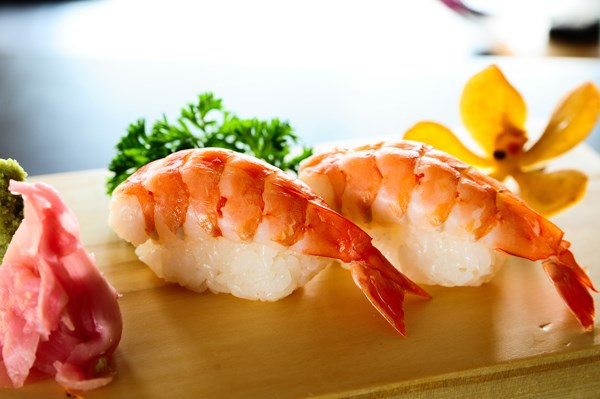 Tôm là món ăn ngon và được nhiều người ưa chuộng.