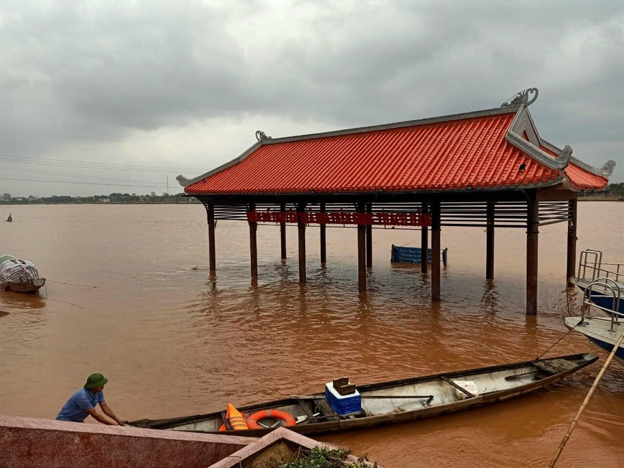 Ngập ở khu vực bến thuyền Thạch Hãn. Ngập ở khu vực bến thuyền Thạch Hãn.