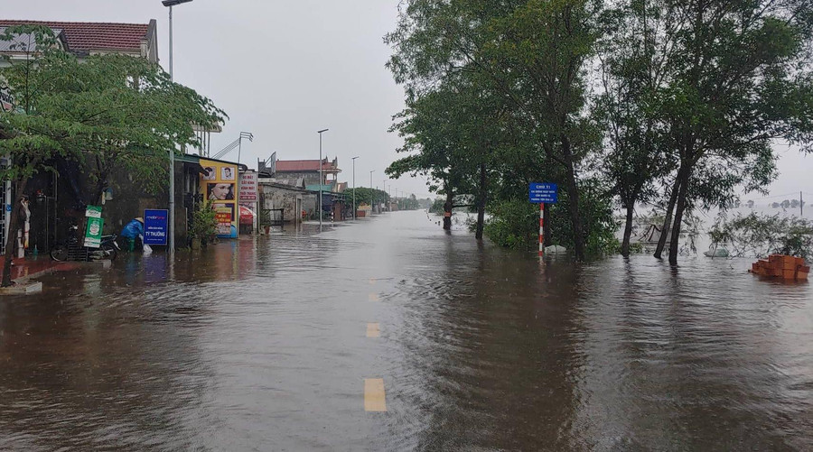 Nhiều tuyến giao thông ở huyện Hải Lăng cũng bị ngập nước. Nhiều tuyến giao thông ở huyện Hải Lăng cũng bị ngập nước.