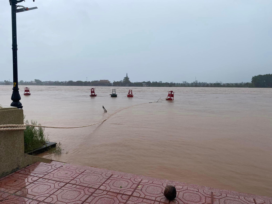 Mực nước sông Thạch Hãn đang dâng cao. Mực nước sông Thạch Hãn đang dâng cao.