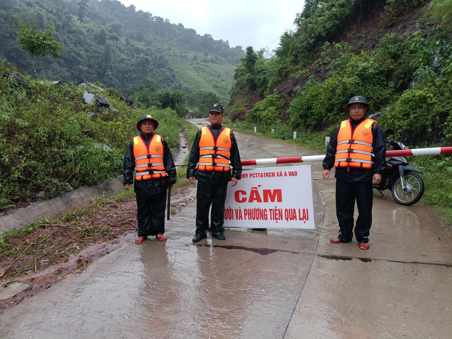 Lực lượng chức năng cắm biển cảnh báo nguy hiểm. Lực lượng chức năng cắm biển cảnh báo nguy hiểm.