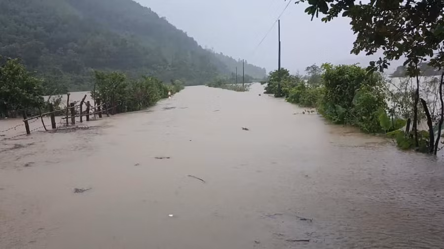 Các tuyến đường giao thông nội xã bị ngập nặng.