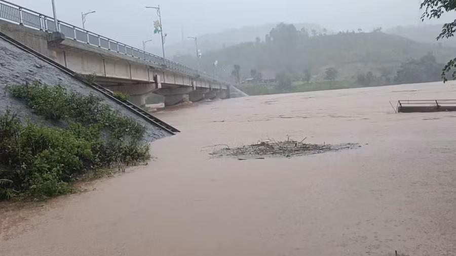 Mực nước sông Đakrông đang dâng cao.