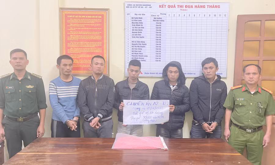 Lực lượng chức năng bắt giữ nhóm đối tượng vận chuyển ma túy (Ảnh Biên phòng cung cấp).