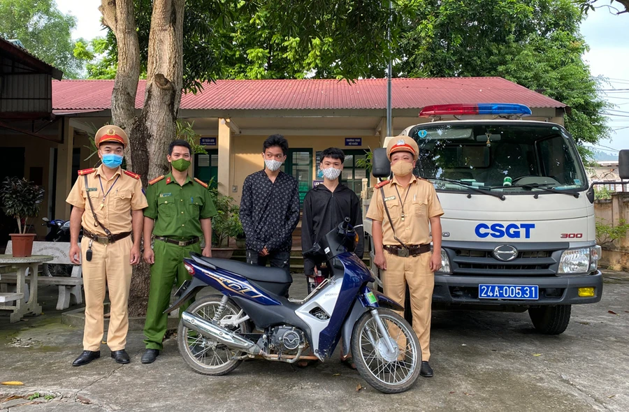 Các đối tượng Phạm Anh Tú và Đặng Văn Phước tại cơ quan chức năng. Ảnh: Công an Lào Cai.