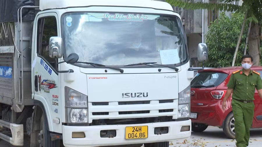 Xe tải "luồng xanh" bị cơ quan chức năng tiến hành kiểm tra. Ảnh: Công an Phú Thọ.