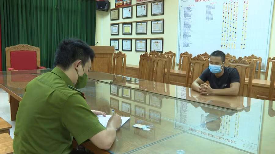 Cơ quan chức năng làm việc với tài xế điều khiển phương tiện. Ảnh: Công an Phú Thọ.